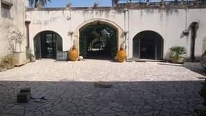 Atrio interno Palazzo. 
Atrium inside of historical house.