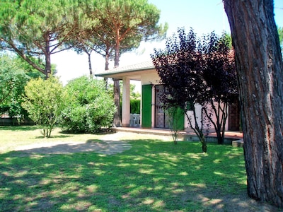 Storey Häuschen im Grünen mit Ecke Garten und Parkplatz