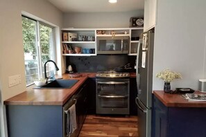 Well outfitted kitchen, high end appliances