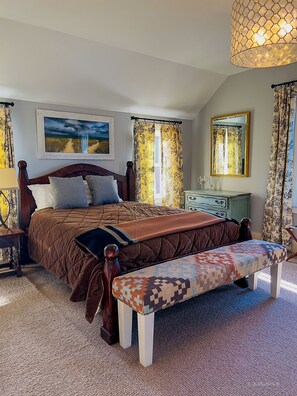 English country cottage feeling guest bedroom; queen bed, great linens!