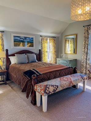 English country cottage feeling guest bedroom; queen bed, great linens!