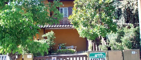 Vista su villetta, giardino e posto auto