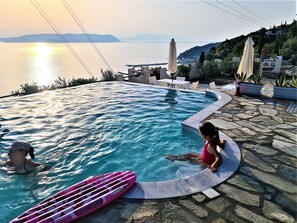 Panoramic infinity pool with hydromassage.