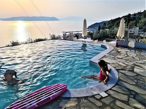 Panoramic infinity pool with hydromassage.