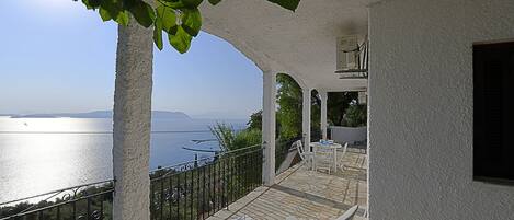 Villa ERIKA:- The seaside of the roofed panoramic veranda.