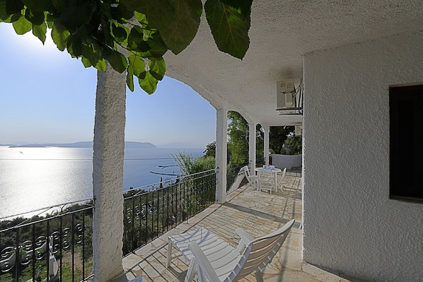 Villa ERIKA:- The seaside of the roofed panoramic veranda.