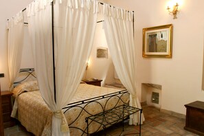 The Canopy bed www.leloggedisilvignano.it