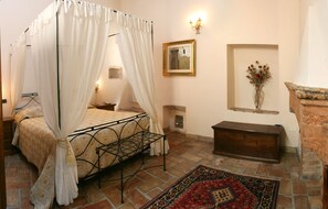 The Canopy Bedroom More details www.leloggedisilvignano.it
