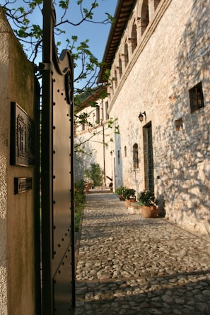 Entrance to the Garden, Archi on the right More details www.leloggedisilvignano.