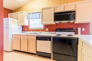 Kitchen equipped with full size appliances.
