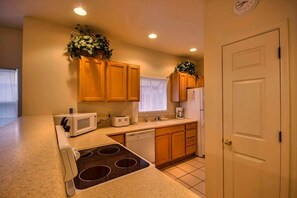 Kitchen equipped with full size appliances.