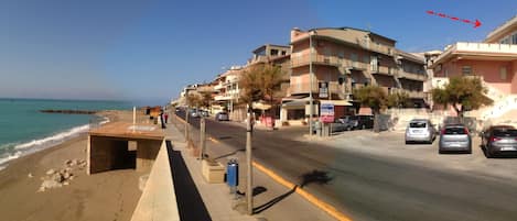 Casa (indicata dalla freccia) e l'attigua e bellissima spiaggia.