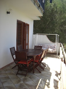 Apartment in villa surrounded by a large shady olive grove