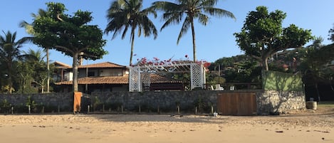 VIEW OF THE HOUSE FROM THE BEACH