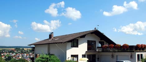 Haus Fernblick 
Bergseite