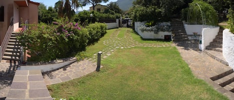 Giardino con prato ed ingresso della casa + vista del monte circeo sullo sfondo