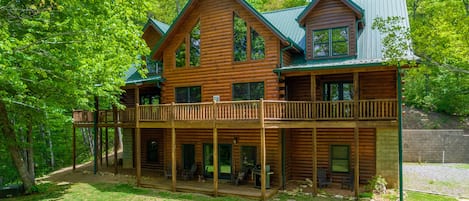 Beautiful Black Bear Lodge on 23 acres!