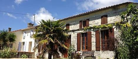 Les Roses Tremieres and attached cottage La Maison Fleurie .