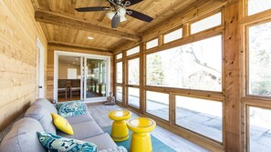 Beautiful Screened in Porch!
