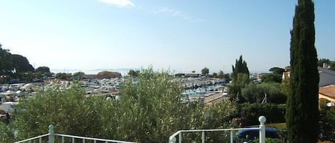 Vue de la terrasse solarium sur le port Maravenne