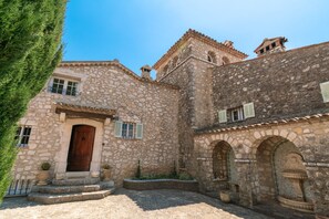 Think stone walls date back to the 17th century