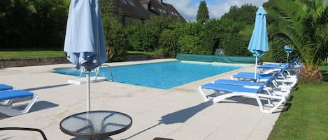 Keranmeriet Gîtes with 12m x 6m heated pool. Fenced with security gate