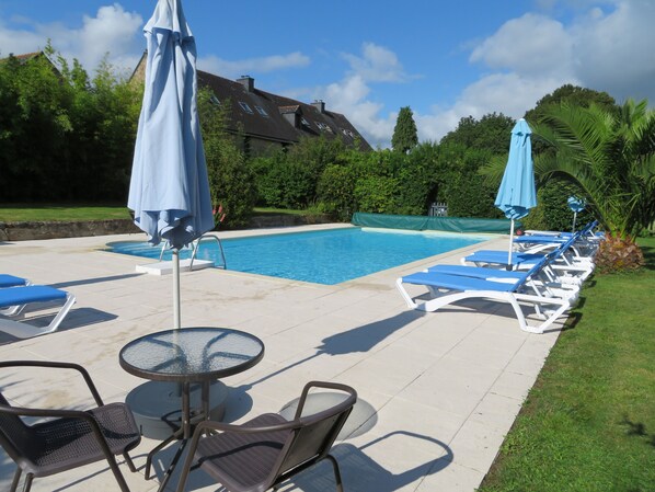 Keranmeriet Gîtes with 12m x 6m heated pool. Fenced with security gate