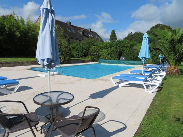 Keranmeriet Gîtes with 12m x 6m heated pool. Fenced with security gate