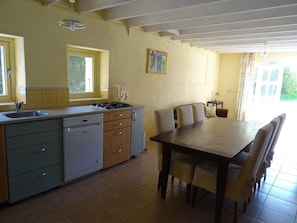 Coin cuisine & Repas.
vue au Sud