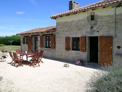 Apartment for 2 within farmhouse, rural views and big skies!