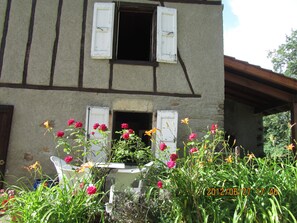 Les fleurs à la belle saison, la chambre du bas, le salon à l'étage, four à pain