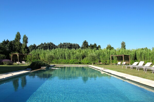 Overflowing swimming pool 17x5m