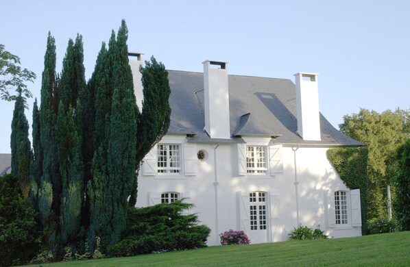 Clos Mirabel Manor House