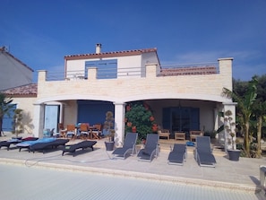 la chambre d'hÎtes se situe à l'étage avec balcon privatif de 40m2 bbq / parasol