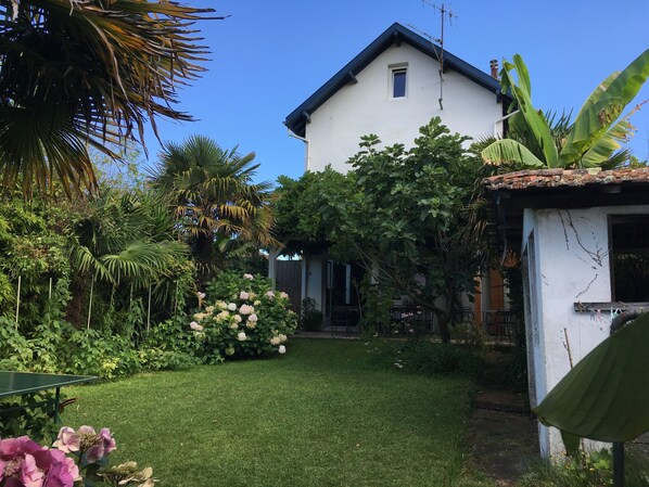 vue façade côté jardin