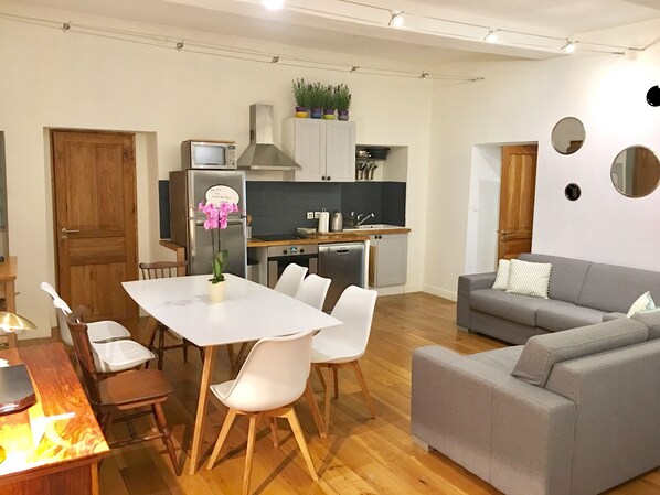 Open living room and kitchen 
Tv Netflix
Wi-Fi
Air condition

