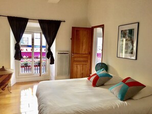 Room 2 with:
-1 bed queen size
- 1 single bed