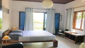 PREMIERE CHAMBRE AVEC DOUCHE SALLE DE BAIN- CLIM