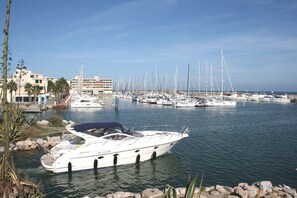 Vue sur le magnifique port de plaisance