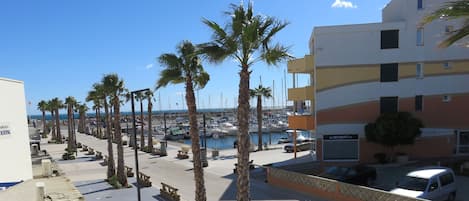 Vue sur le port de plaisance et la mer