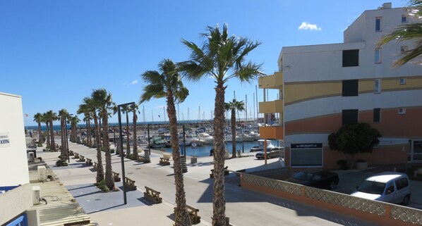 Vue sur le port de plaisance et la mer