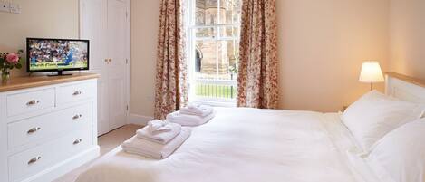 3 Palace Yard, Hereford: First floor:  Bedroom with a wonderful cathedral view,  5' king-size bed and en-suite bathroom