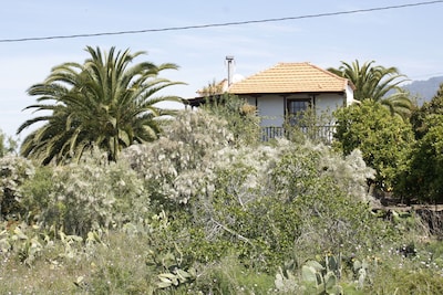 Casa Lucia II: sunny west side of La Palma, sea views, subtropical garden.