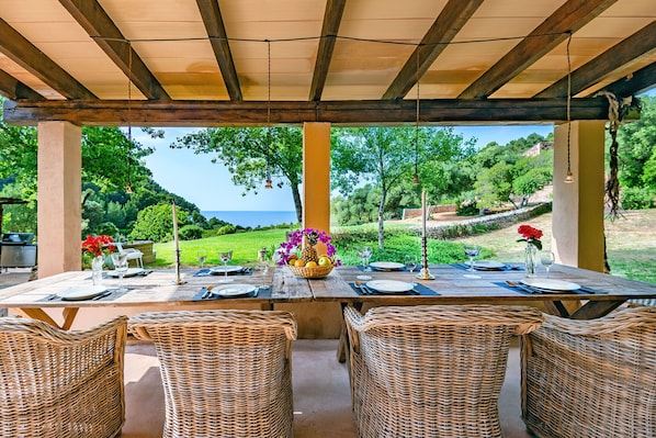 Dininge table with seaview