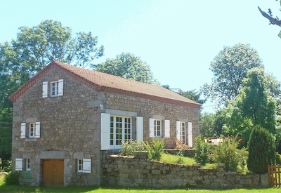 Schönes Steinhaus in einem ruhigen Weiler im ruhigen Auvergnat