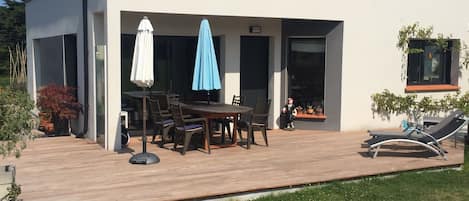 Grande terrasse au sud sur jardin, accessible du parking par rampe.