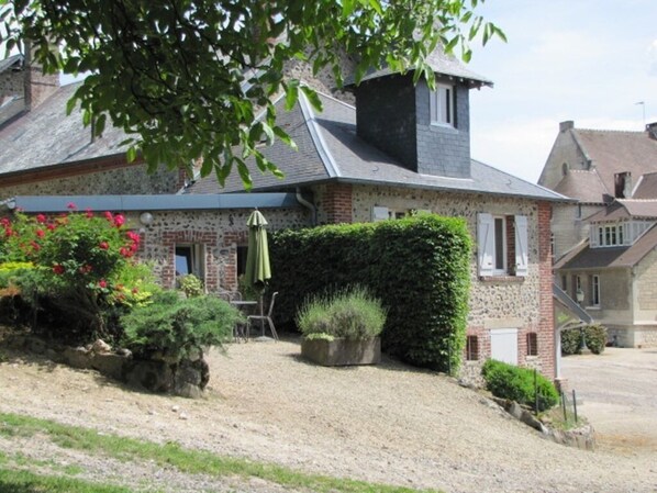 La ferme de Courcelles - Gite en Thiérache - Sa façade Sud Ouest et sa terrasse