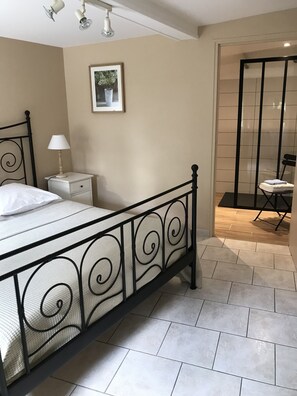 La chambre et la salle de bain