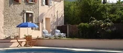 Roussillon Cottages - sleeps 12. Private Pool and Cottage