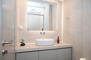 BATHROOM B8
